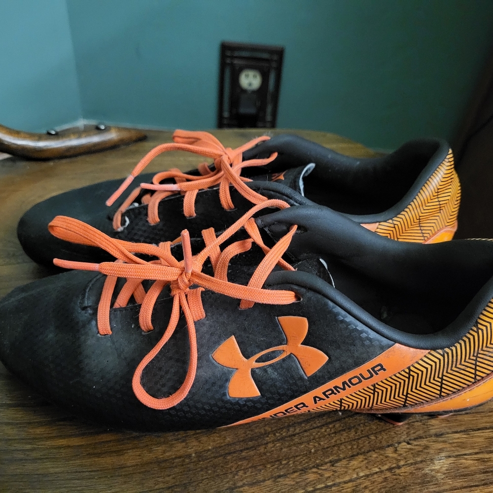 Mens size 8 UA soccer cleats